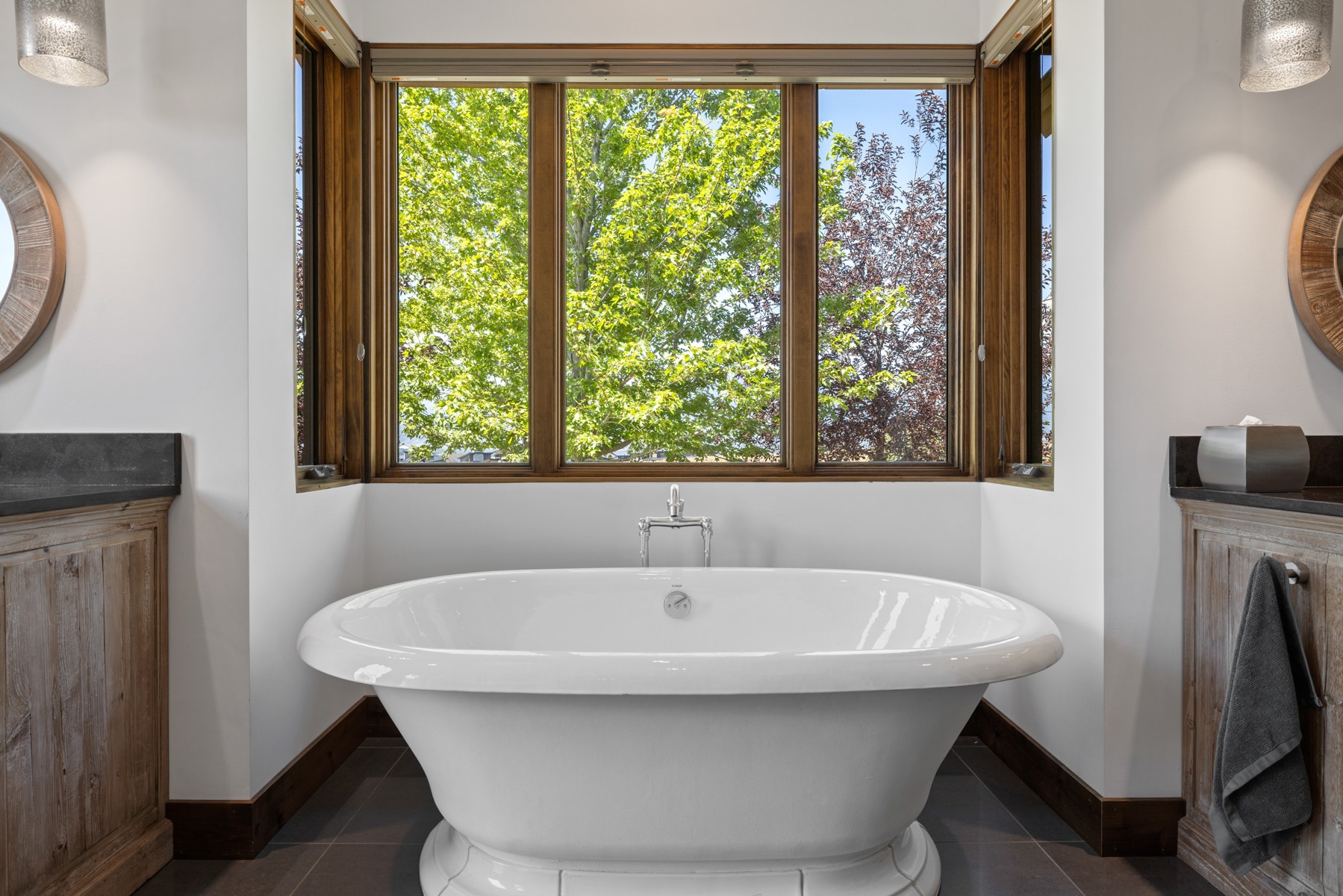 Burns Residence — Freestanding bathtub